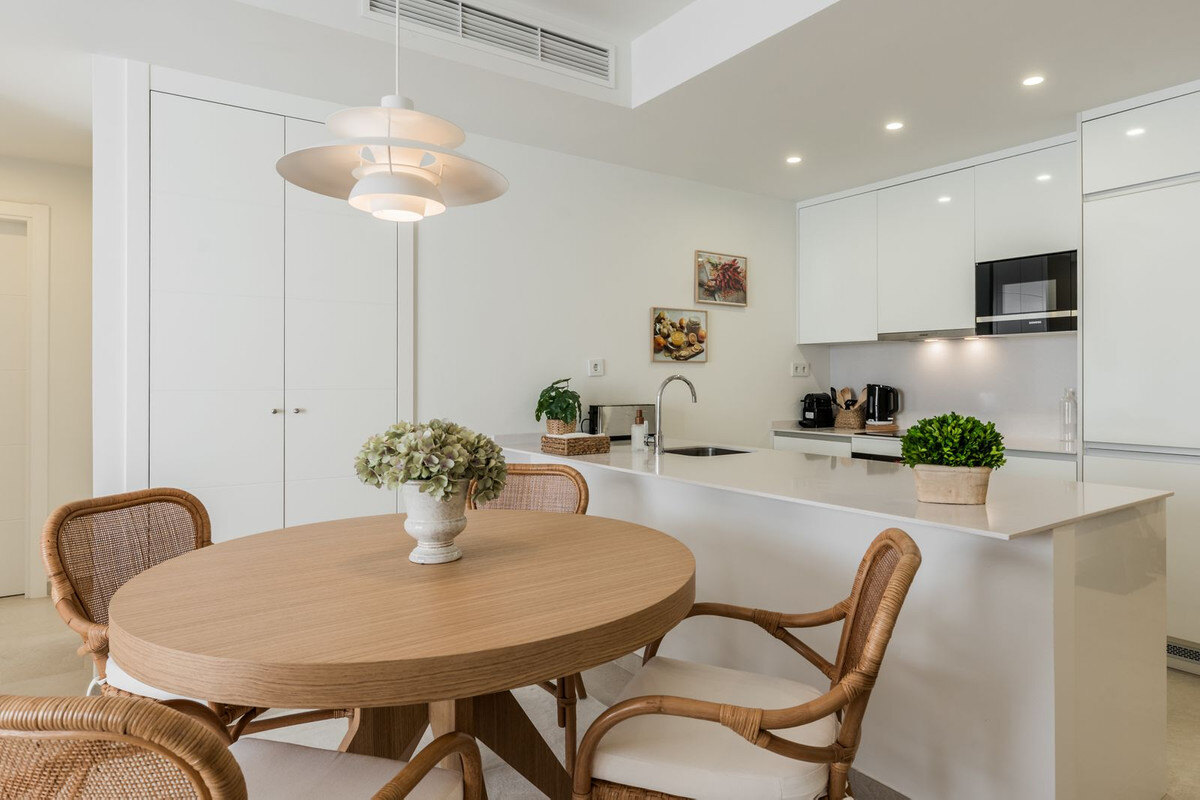 FOR SALE 🏡 Top-Floor Apartment with Rooftop Pool 60 m from the Beach – Estepona Town 🇪🇸