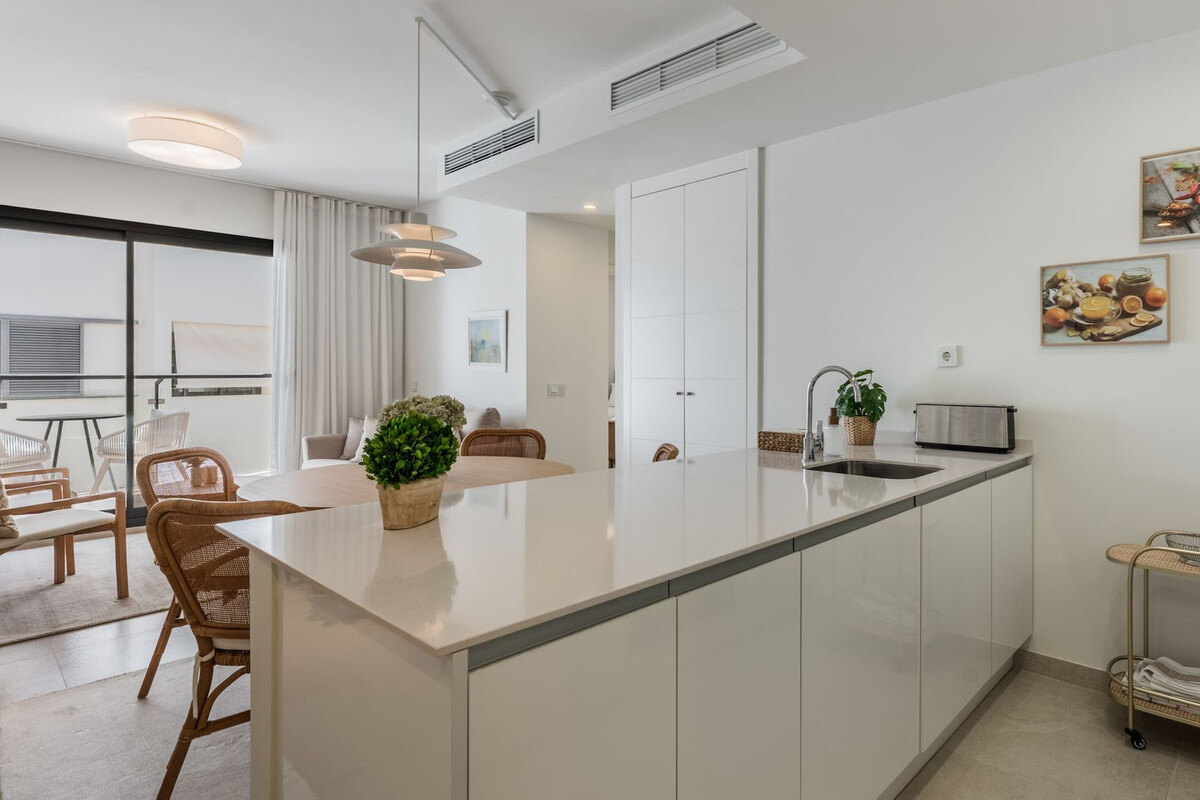FOR SALE 🏡 Top-Floor Apartment with Rooftop Pool 60 m from the Beach – Estepona Town 🇪🇸