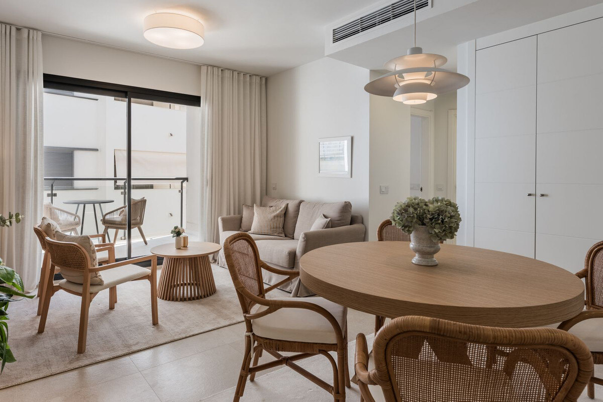 FOR SALE 🏡 Top-Floor Apartment with Rooftop Pool 60 m from the Beach – Estepona Town 🇪🇸
