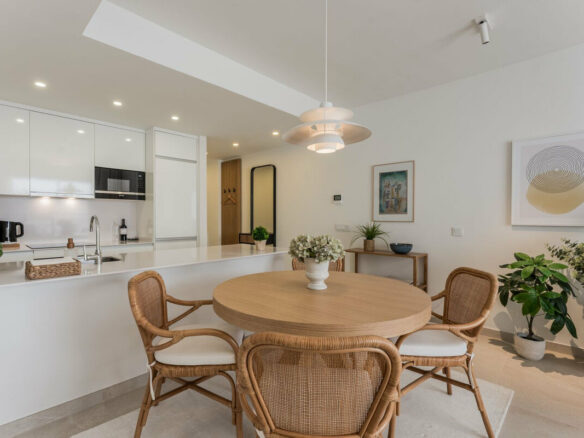 FOR SALE 🏡 Top-Floor Apartment with Rooftop Pool 60 m from the Beach – Estepona Town 🇪🇸