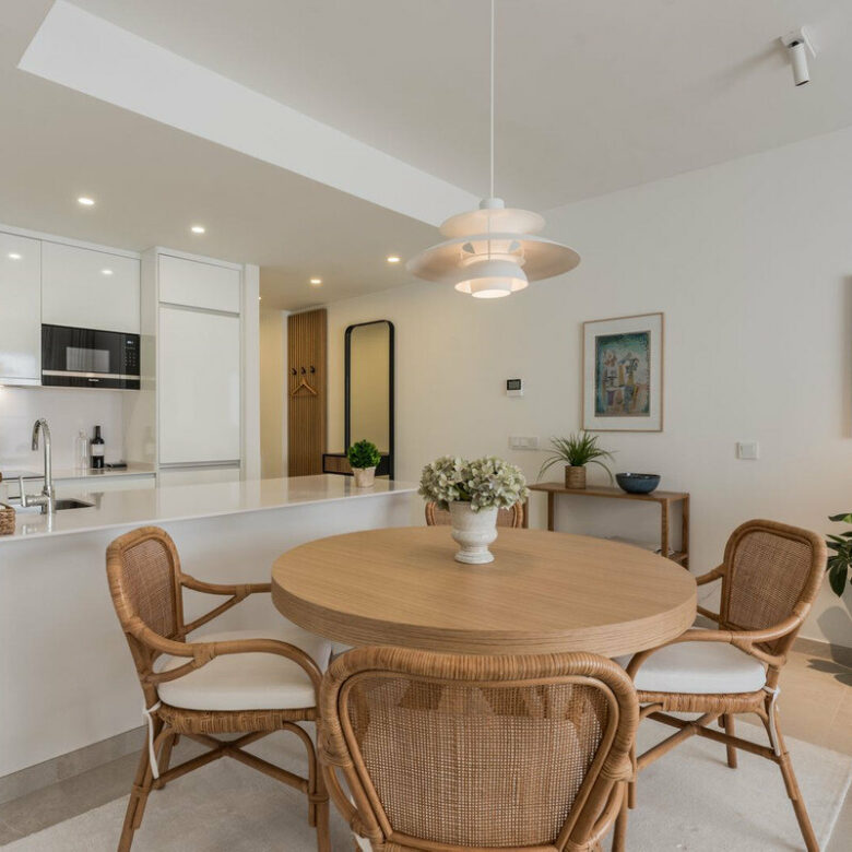FOR SALE 🏡 Top-Floor Apartment with Rooftop Pool 60 m from the Beach – Estepona Town 🇪🇸
