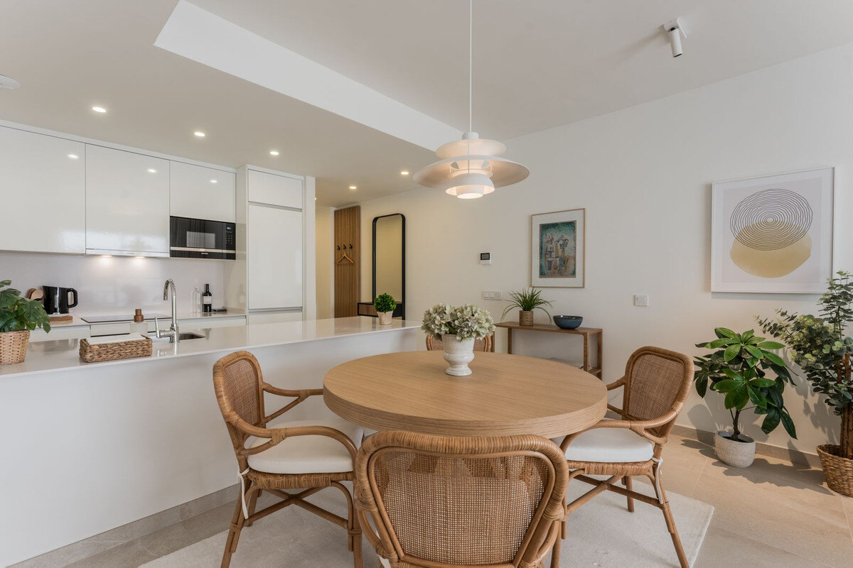 FOR SALE 🏡 Top-Floor Apartment with Rooftop Pool 60 m from the Beach – Estepona Town 🇪🇸