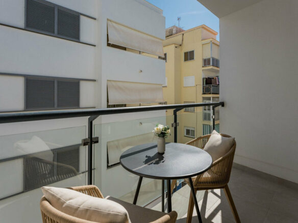 FOR SALE 🏡 Top-Floor Apartment with Rooftop Pool 60 m from the Beach – Estepona Town 🇪🇸