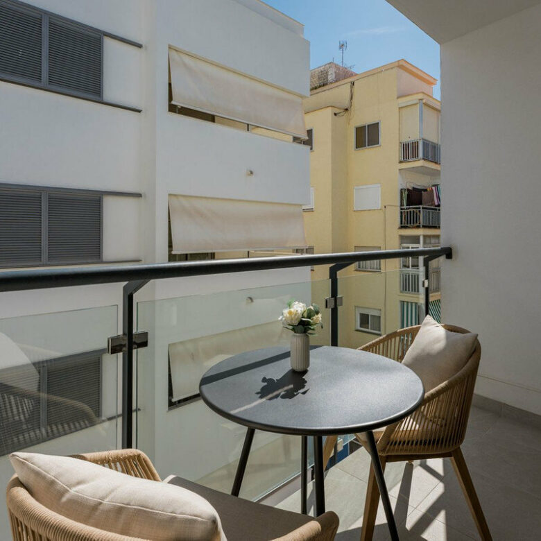 FOR SALE 🏡 Top-Floor Apartment with Rooftop Pool 60 m from the Beach – Estepona Town 🇪🇸
