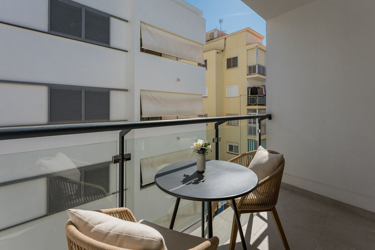 FOR SALE 🏡 Top-Floor Apartment with Rooftop Pool 60 m from the Beach – Estepona Town 🇪🇸