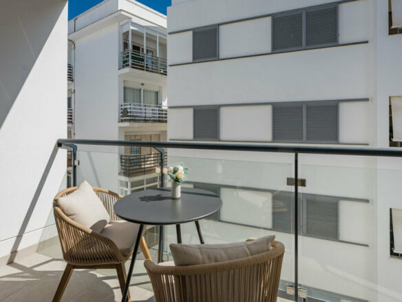 FOR SALE 🏡 Top-Floor Apartment with Rooftop Pool 60 m from the Beach – Estepona Town 🇪🇸