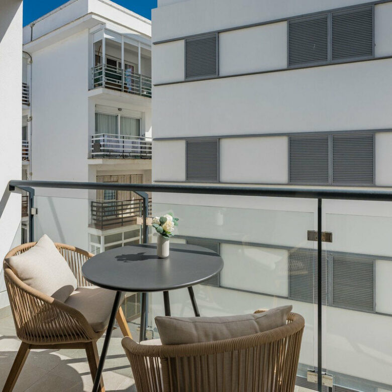 FOR SALE 🏡 Top-Floor Apartment with Rooftop Pool 60 m from the Beach – Estepona Town 🇪🇸