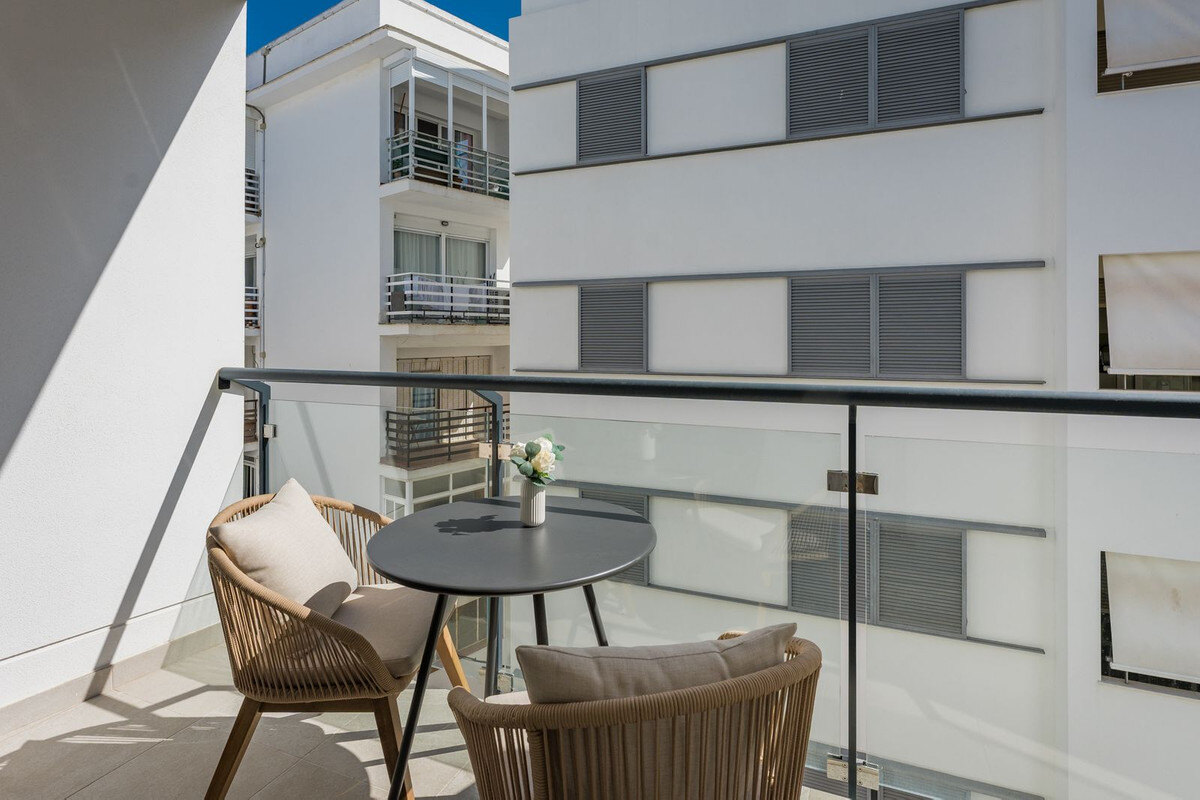 FOR SALE 🏡 Top-Floor Apartment with Rooftop Pool 60 m from the Beach – Estepona Town 🇪🇸