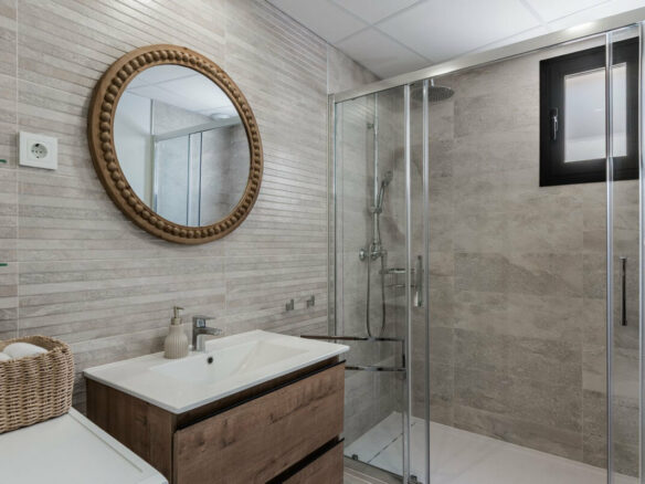 FOR SALE 🏡 Top-Floor Apartment with Rooftop Pool 60 m from the Beach – Estepona Town 🇪🇸