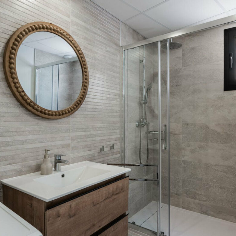 FOR SALE 🏡 Top-Floor Apartment with Rooftop Pool 60 m from the Beach – Estepona Town 🇪🇸