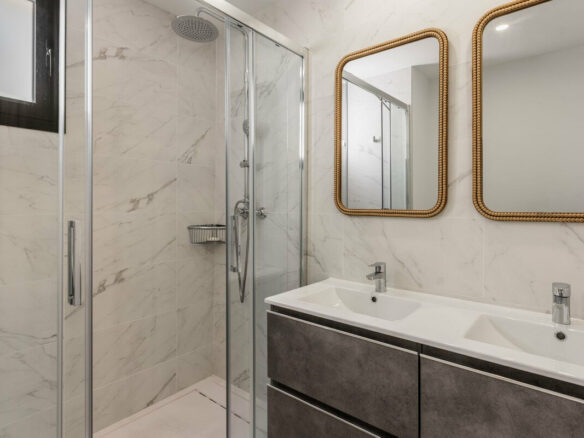 FOR SALE 🏡 Top-Floor Apartment with Rooftop Pool 60 m from the Beach – Estepona Town 🇪🇸
