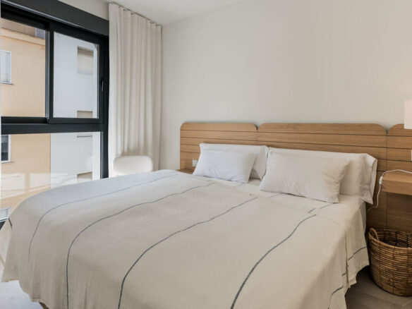 FOR SALE 🏡 Top-Floor Apartment with Rooftop Pool 60 m from the Beach – Estepona Town 🇪🇸