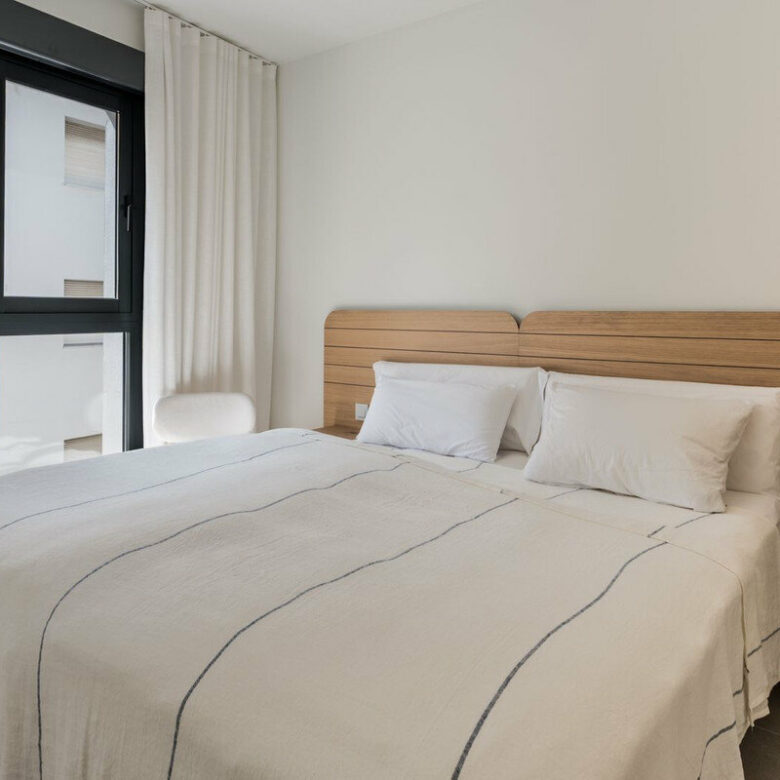 FOR SALE 🏡 Top-Floor Apartment with Rooftop Pool 60 m from the Beach – Estepona Town 🇪🇸