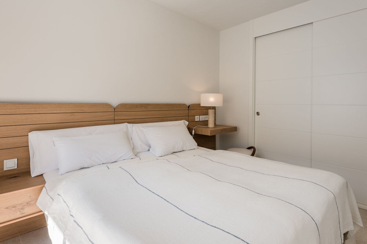 FOR SALE 🏡 Top-Floor Apartment with Rooftop Pool 60 m from the Beach – Estepona Town 🇪🇸