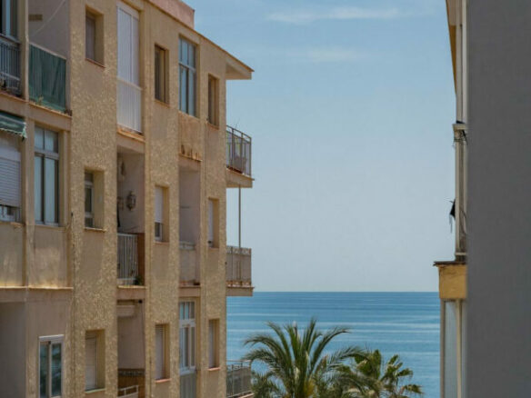 FOR SALE 🏡 Top-Floor Apartment with Rooftop Pool 60 m from the Beach – Estepona Town 🇪🇸