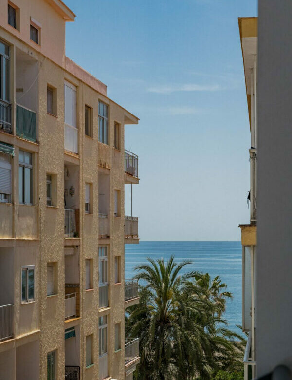 FOR SALE 🏡 Top-Floor Apartment with Rooftop Pool 60 m from the Beach – Estepona Town 🇪🇸