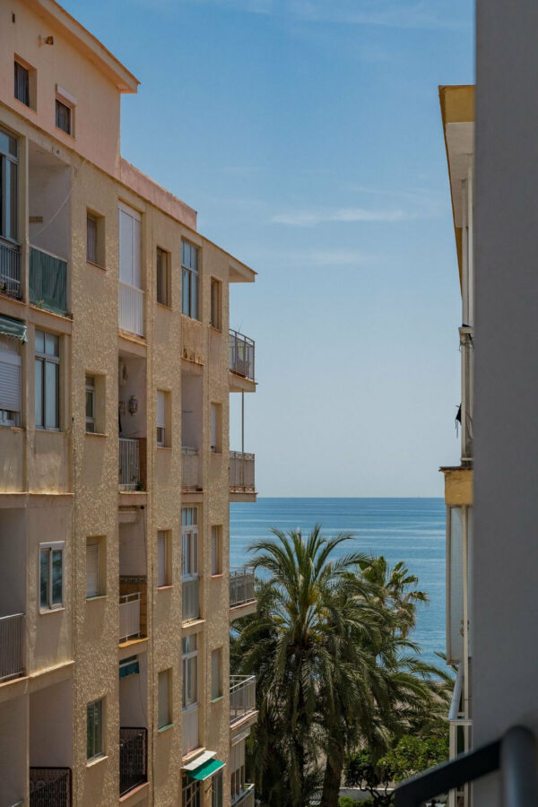 FOR SALE 🏡 Top-Floor Apartment with Rooftop Pool 60 m from the Beach – Estepona Town 🇪🇸