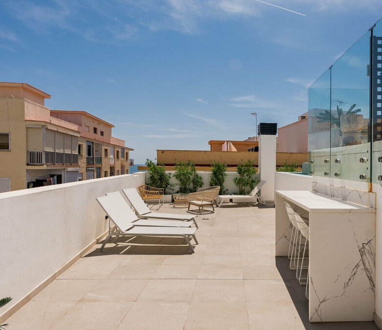 FOR SALE 🏡 Top-Floor Apartment with Rooftop Pool 60 m from the Beach – Estepona Town 🇪🇸