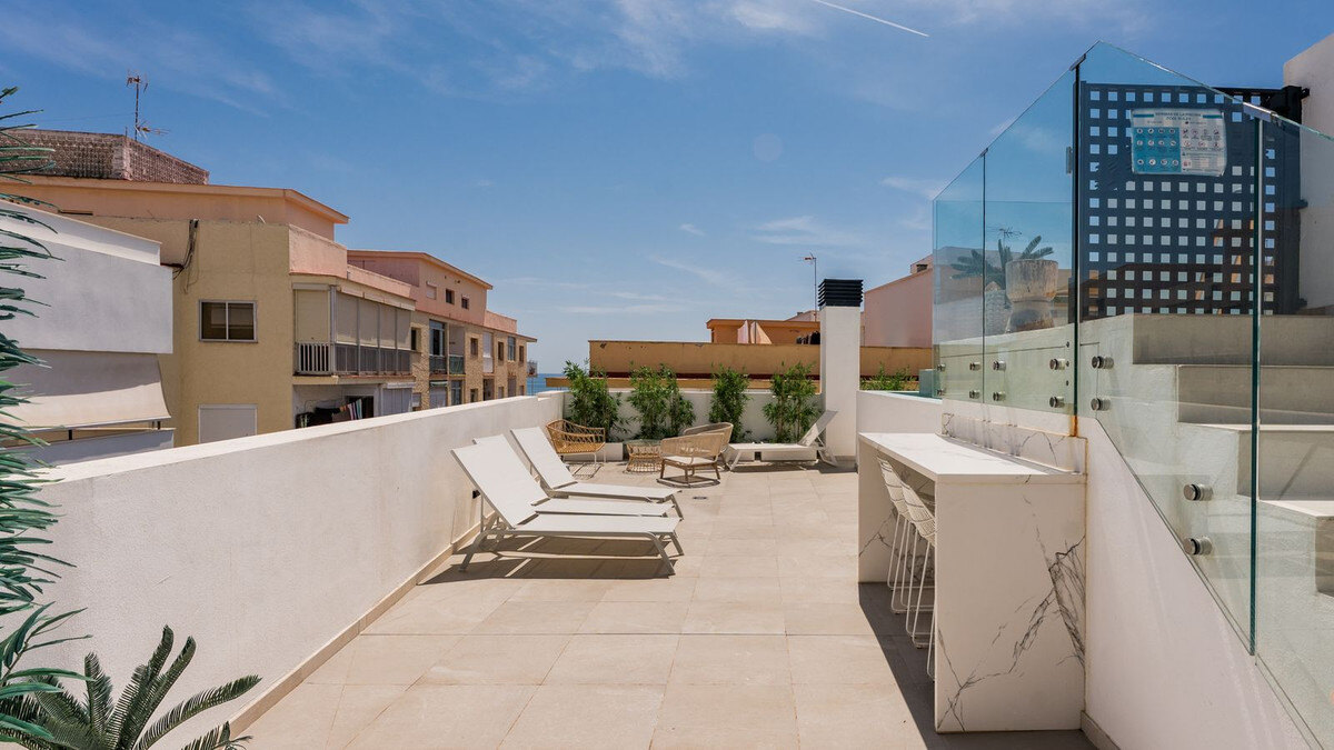 FOR SALE 🏡 Top-Floor Apartment with Rooftop Pool 60 m from the Beach – Estepona Town 🇪🇸
