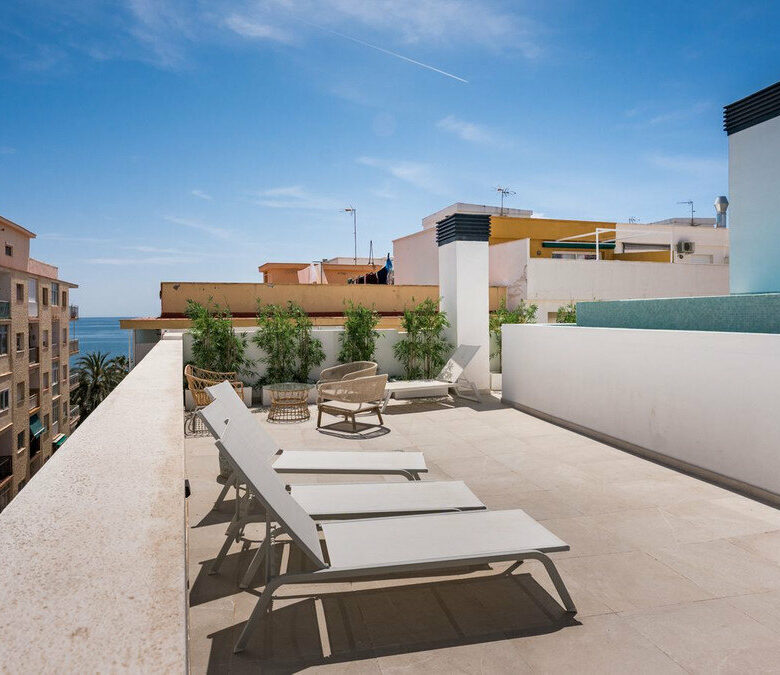FOR SALE 🏡 Top-Floor Apartment with Rooftop Pool 60 m from the Beach – Estepona Town 🇪🇸