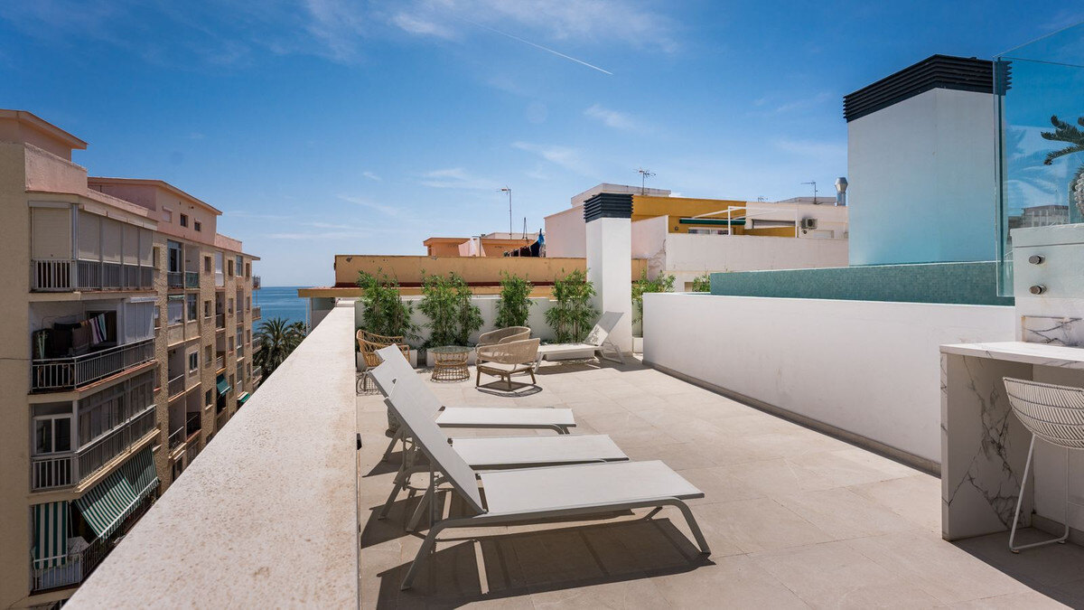 FOR SALE 🏡 Top-Floor Apartment with Rooftop Pool 60 m from the Beach – Estepona Town 🇪🇸