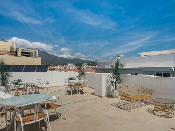 FOR SALE 🏡 Top-Floor Apartment with Rooftop Pool 60 m from the Beach – Estepona Town 🇪🇸