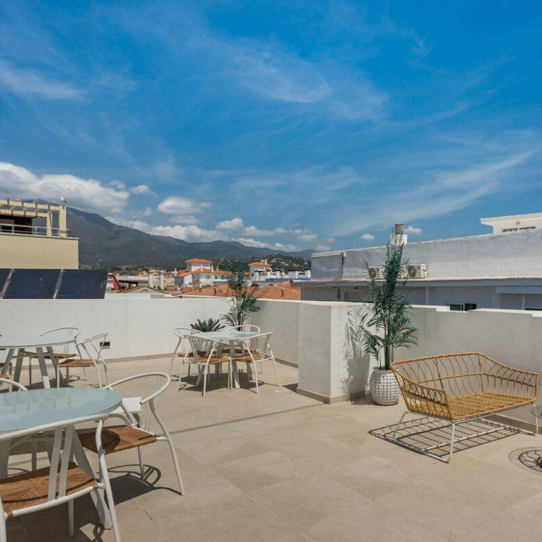 FOR SALE 🏡 Top-Floor Apartment with Rooftop Pool 60 m from the Beach – Estepona Town 🇪🇸
