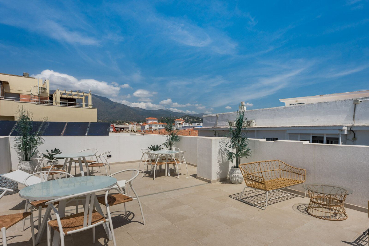 FOR SALE 🏡 Top-Floor Apartment with Rooftop Pool 60 m from the Beach – Estepona Town 🇪🇸