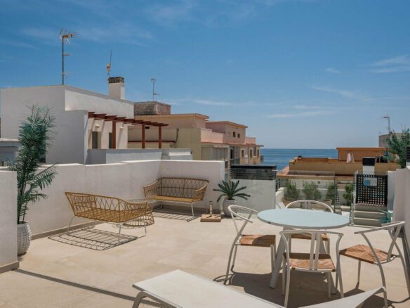 FOR SALE 🏡 Top-Floor Apartment with Rooftop Pool 60 m from the Beach – Estepona Town 🇪🇸