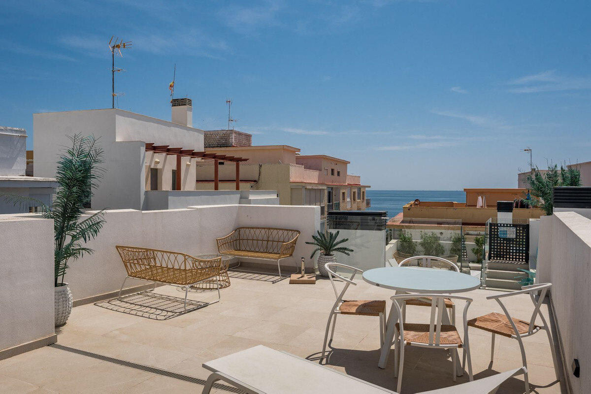 FOR SALE 🏡 Top-Floor Apartment with Rooftop Pool 60 m from the Beach – Estepona Town 🇪🇸