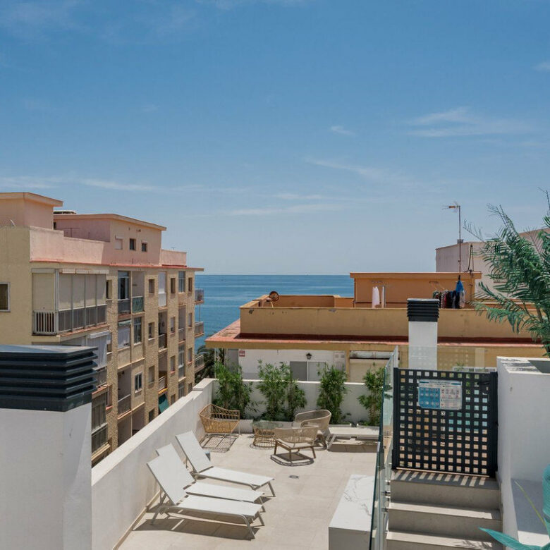 FOR SALE 🏡 Top-Floor Apartment with Rooftop Pool 60 m from the Beach – Estepona Town 🇪🇸