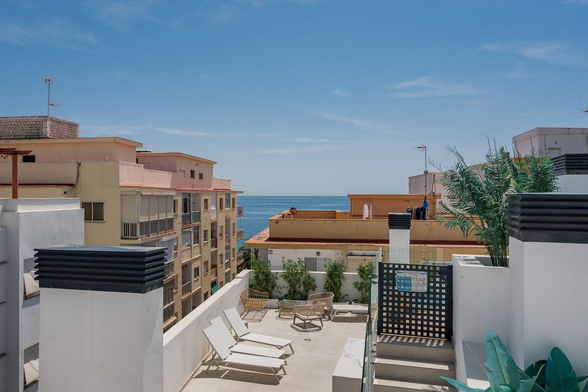 FOR SALE 🏡 Top-Floor Apartment with Rooftop Pool 60 m from the Beach – Estepona Town 🇪🇸