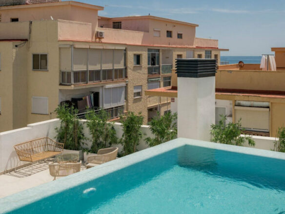 FOR SALE 🏡 Top-Floor Apartment with Rooftop Pool 60 m from the Beach – Estepona Town 🇪🇸