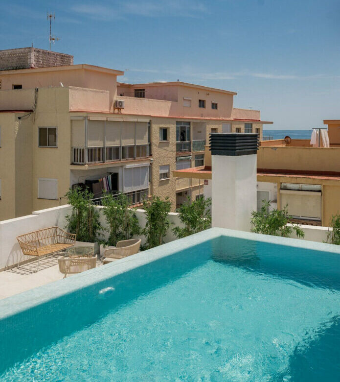 FOR SALE 🏡 Top-Floor Apartment with Rooftop Pool 60 m from the Beach – Estepona Town 🇪🇸