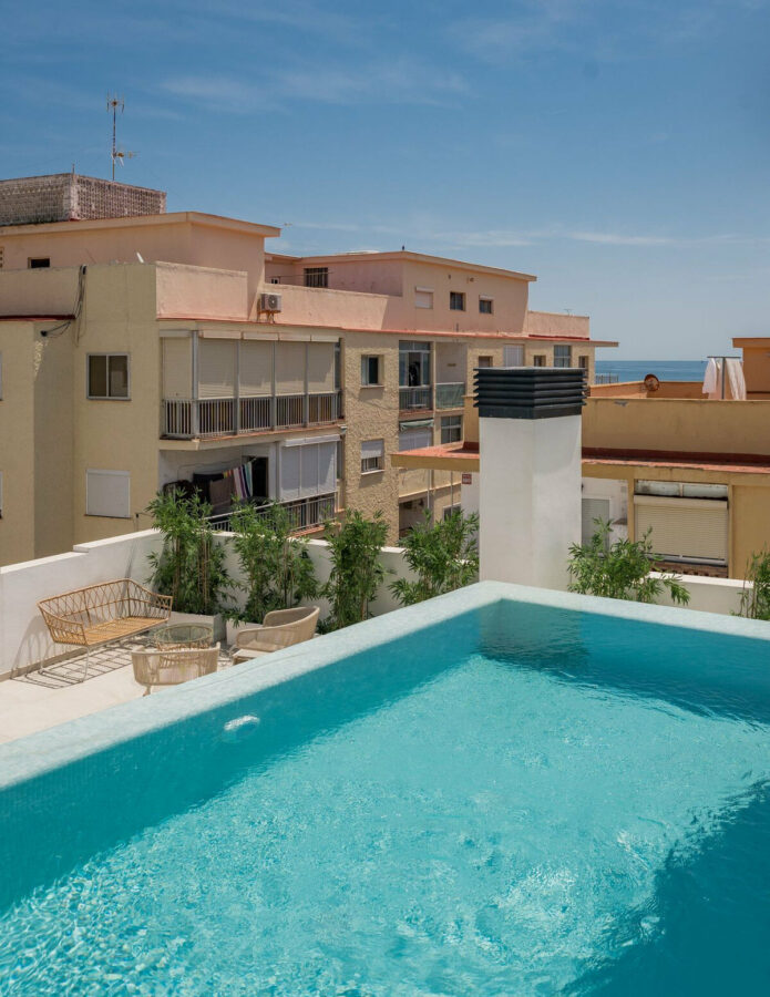 FOR SALE 🏡 Top-Floor Apartment with Rooftop Pool 60 m from the Beach – Estepona Town 🇪🇸