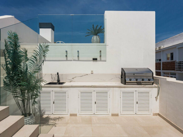 FOR SALE 🏡 Top-Floor Apartment with Rooftop Pool 60 m from the Beach – Estepona Town 🇪🇸
