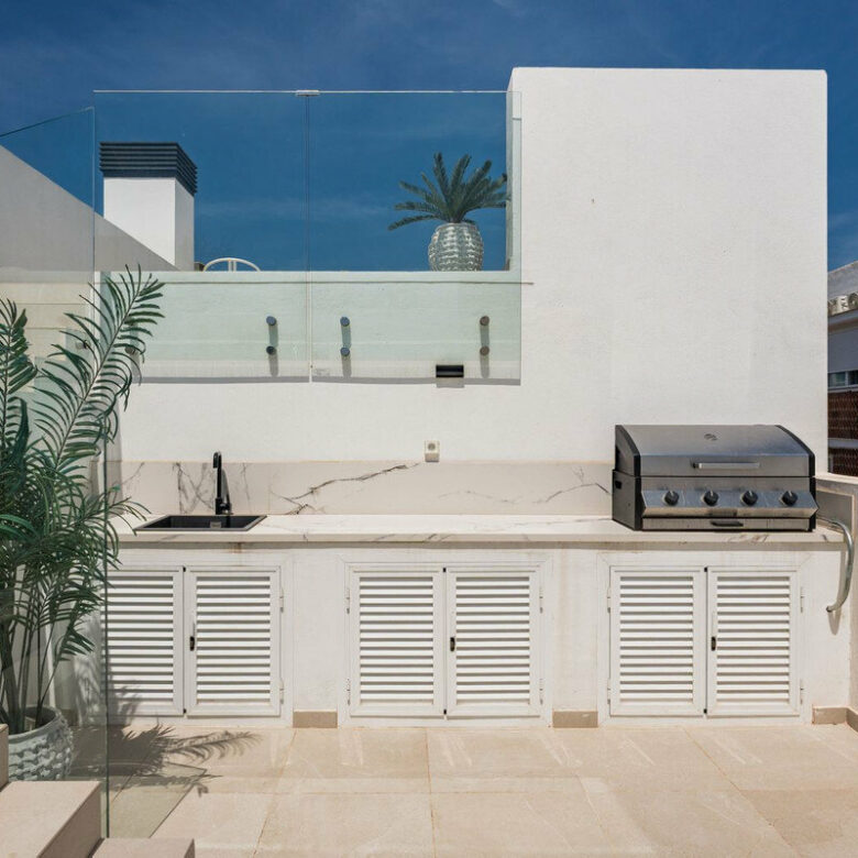 FOR SALE 🏡 Top-Floor Apartment with Rooftop Pool 60 m from the Beach – Estepona Town 🇪🇸