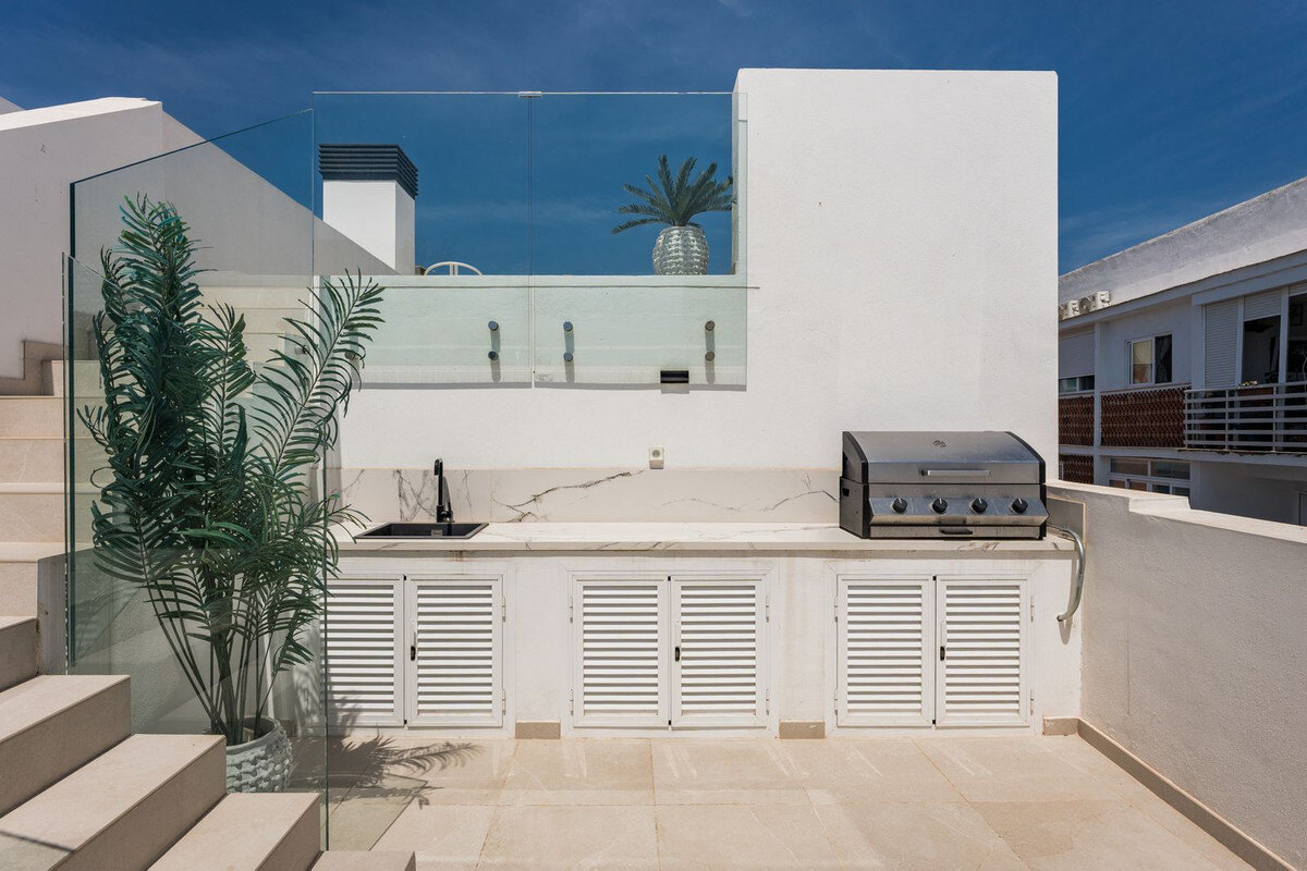 FOR SALE 🏡 Top-Floor Apartment with Rooftop Pool 60 m from the Beach – Estepona Town 🇪🇸