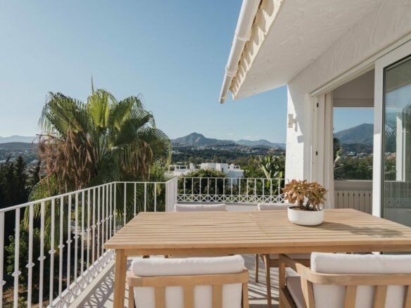FOR SALE 🏡 Renovated Two-Bedroom Townhouse with Three Terraces and Golf Views – Atalaya, New Golden Mile 🇪🇸