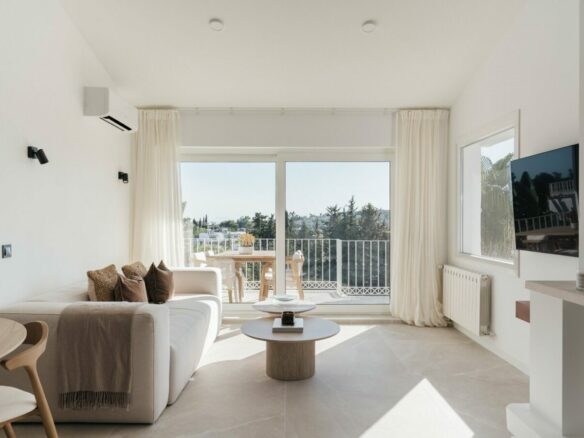 FOR SALE 🏡 Renovated Two-Bedroom Townhouse with Three Terraces and Golf Views – Atalaya, New Golden Mile 🇪🇸