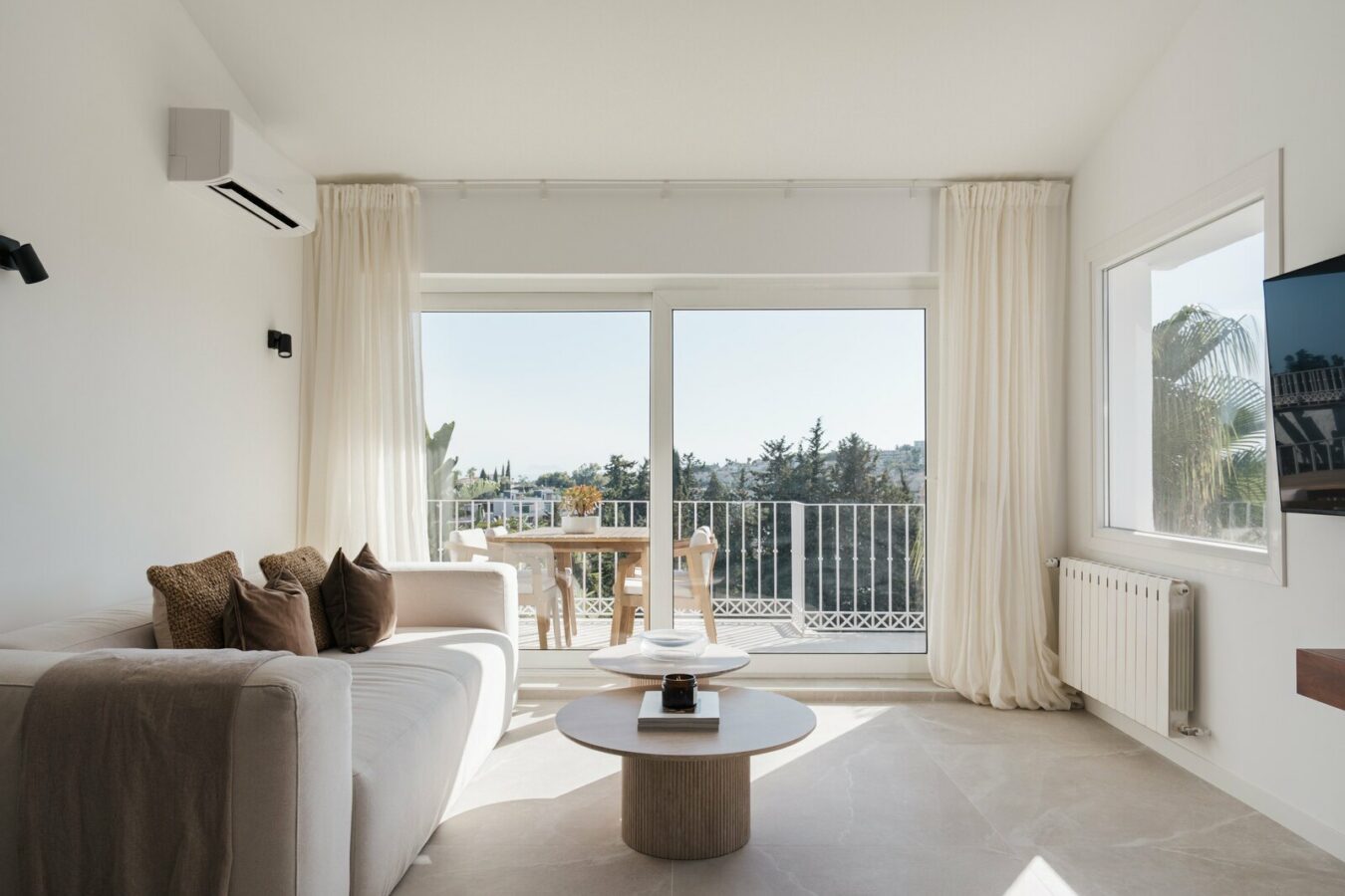 FOR SALE 🏡 Renovated Two-Bedroom Townhouse with Three Terraces and Golf Views – Atalaya, New Golden Mile 🇪🇸