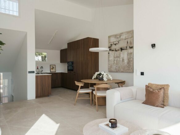 FOR SALE 🏡 Renovated Two-Bedroom Townhouse with Three Terraces and Golf Views – Atalaya, New Golden Mile 🇪🇸