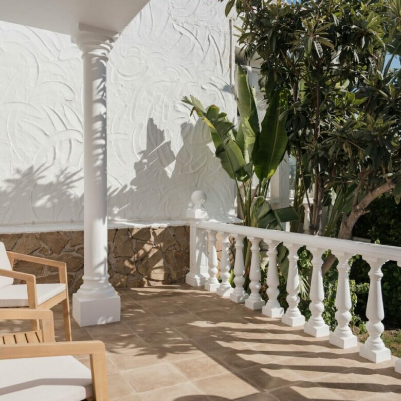 FOR SALE 🏡 Renovated Two-Bedroom Townhouse with Three Terraces and Golf Views – Atalaya, New Golden Mile 🇪🇸