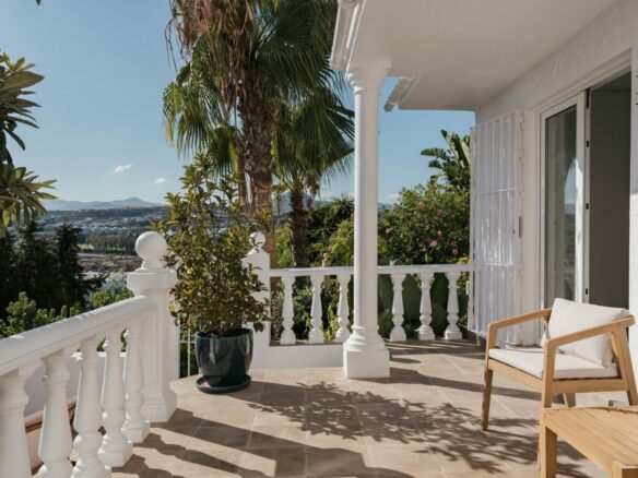 FOR SALE 🏡 Renovated Two-Bedroom Townhouse with Three Terraces and Golf Views – Atalaya, New Golden Mile 🇪🇸