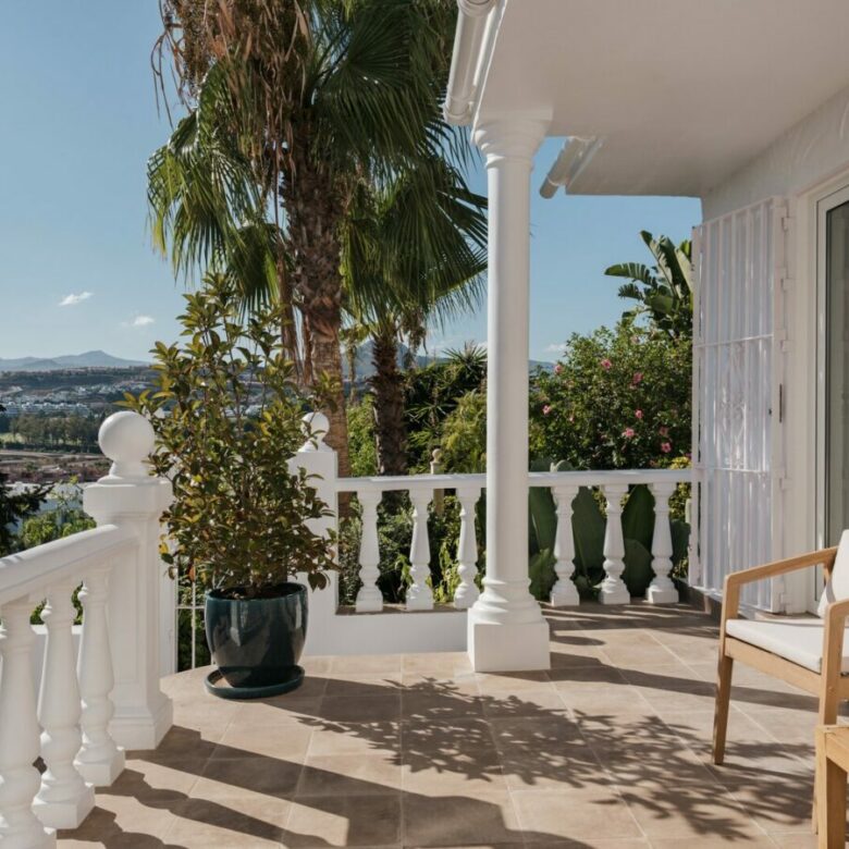 FOR SALE 🏡 Renovated Two-Bedroom Townhouse with Three Terraces and Golf Views – Atalaya, New Golden Mile 🇪🇸