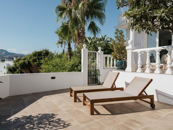 FOR SALE 🏡 Renovated Two-Bedroom Townhouse with Three Terraces and Golf Views – Atalaya, New Golden Mile 🇪🇸