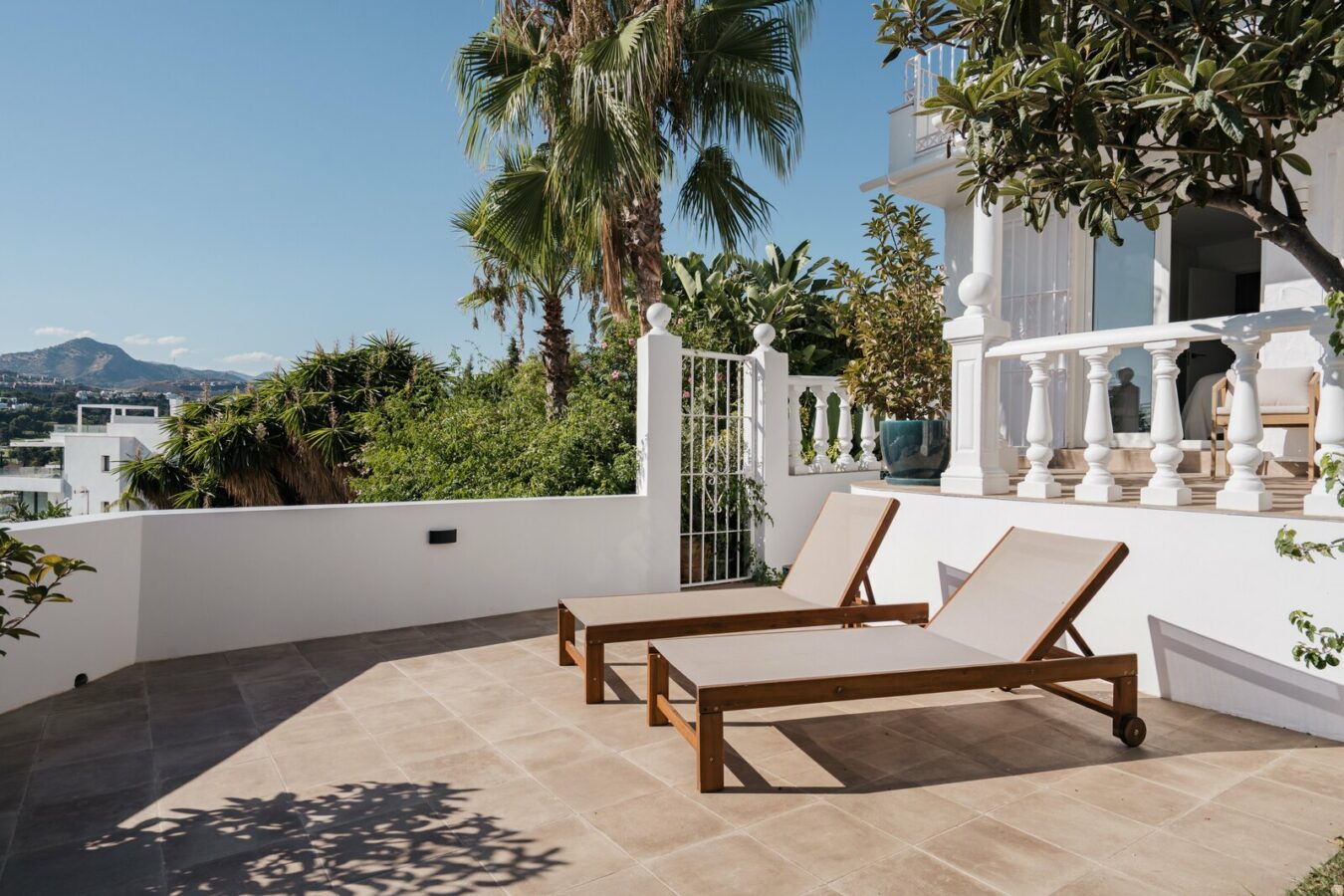 FOR SALE 🏡 Renovated Two-Bedroom Townhouse with Three Terraces and Golf Views – Atalaya, New Golden Mile 🇪🇸