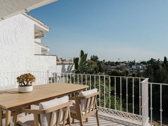 FOR SALE 🏡 Renovated Two-Bedroom Townhouse with Three Terraces and Golf Views – Atalaya, New Golden Mile 🇪🇸