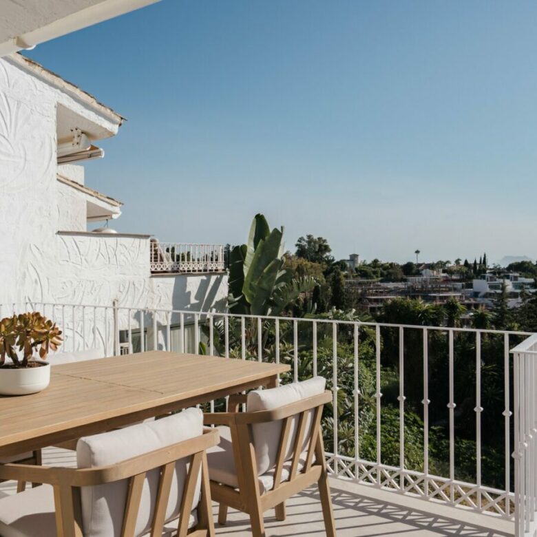 FOR SALE 🏡 Renovated Two-Bedroom Townhouse with Three Terraces and Golf Views – Atalaya, New Golden Mile 🇪🇸