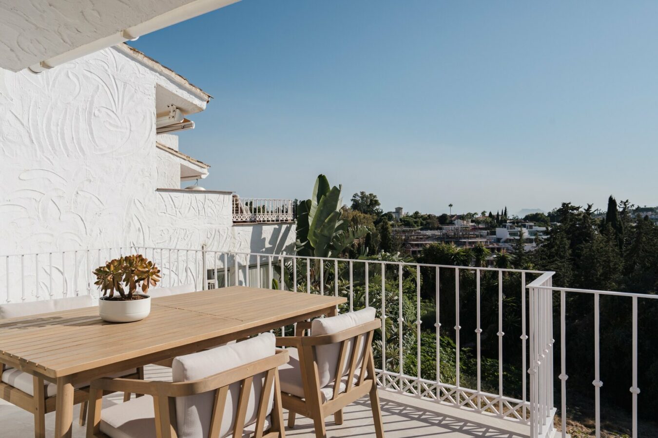 FOR SALE 🏡 Renovated Two-Bedroom Townhouse with Three Terraces and Golf Views – Atalaya, New Golden Mile 🇪🇸
